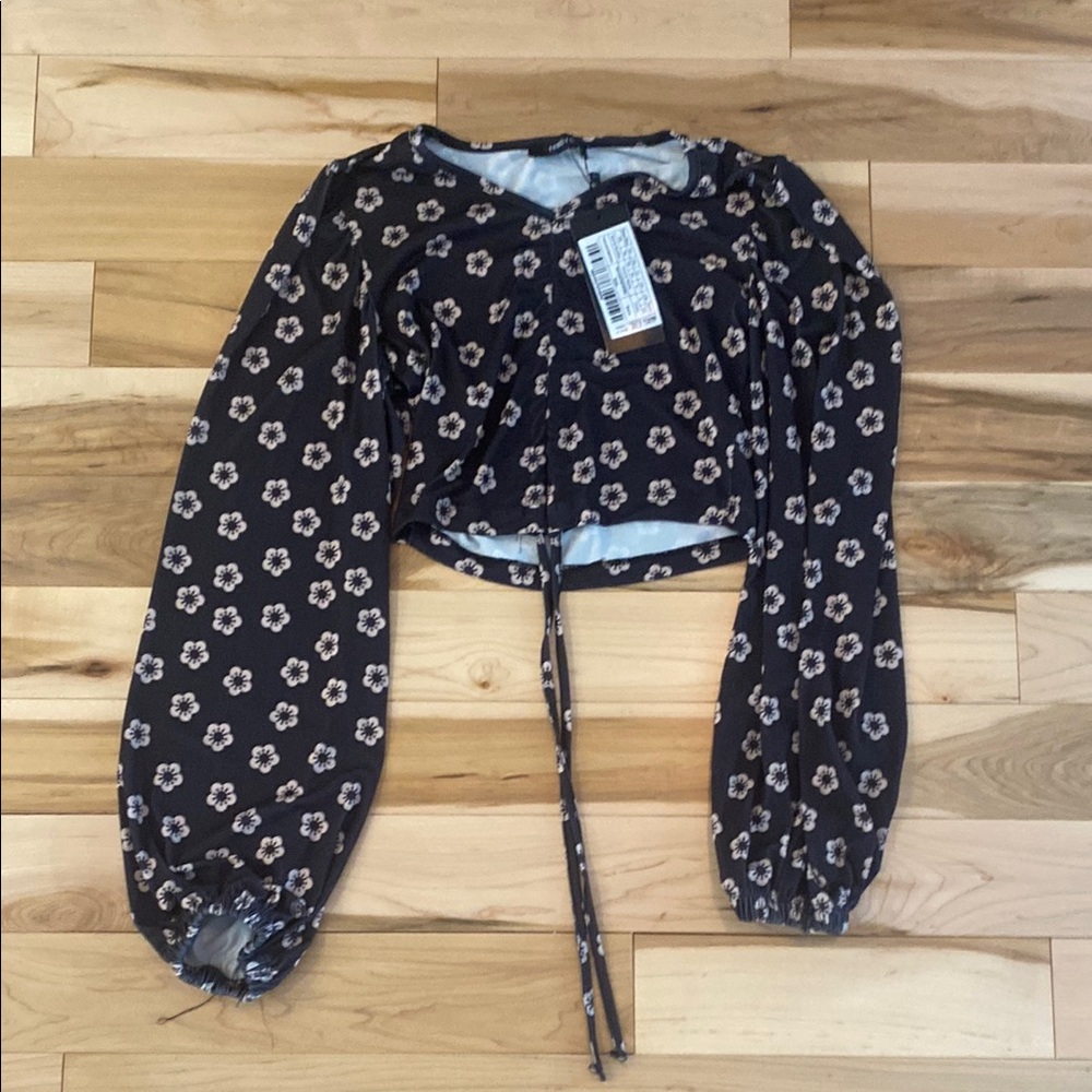 Trendyol Black and White Puff Sleeve Crop Blouse